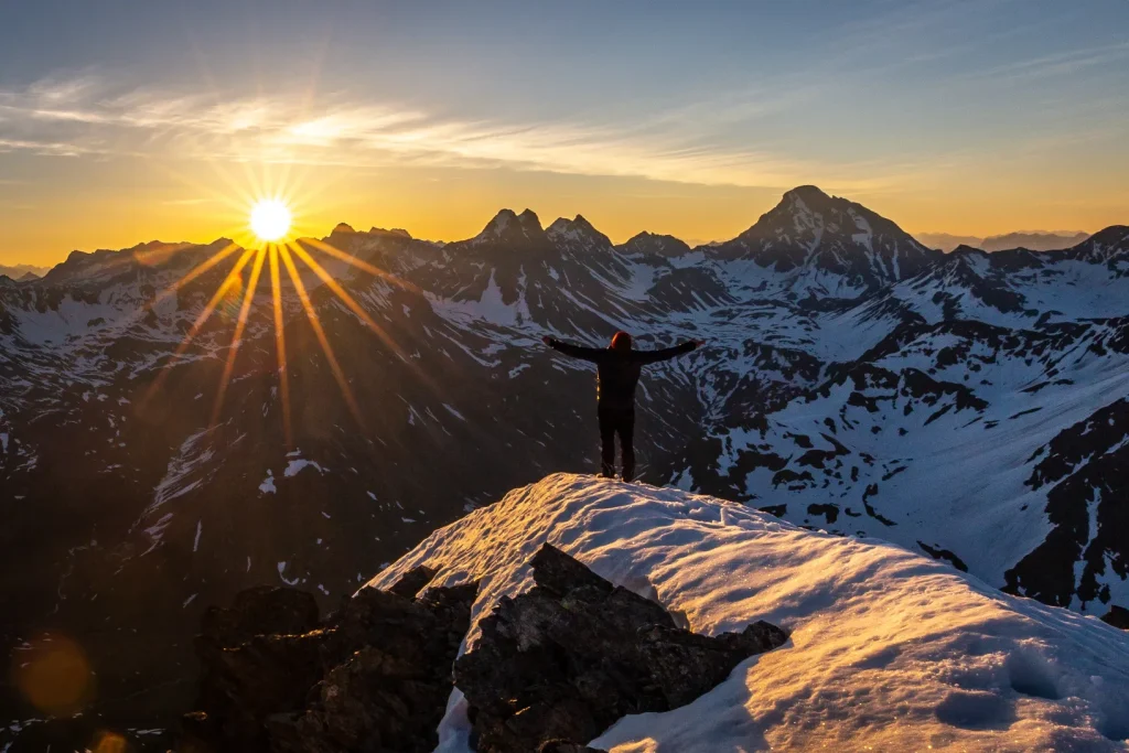 Zonsopgang op de berg Davos in Zwitserland. Er ligt sneeuw op de bergen. Zonlicht in je ogen is een goed begin voor je gezondheidsreis.
